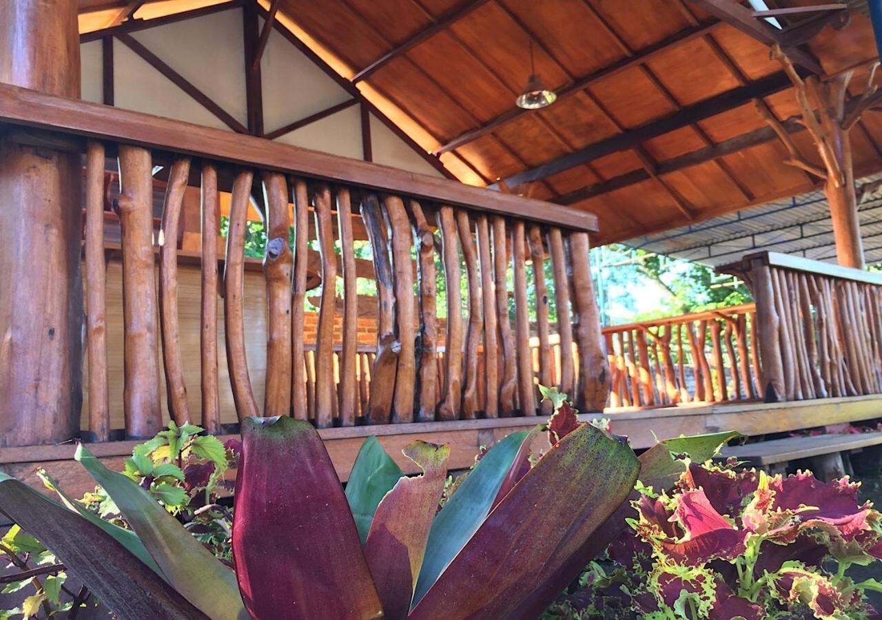 Raffles Inn ลาบวนบาโจ ภายนอก รูปภาพ