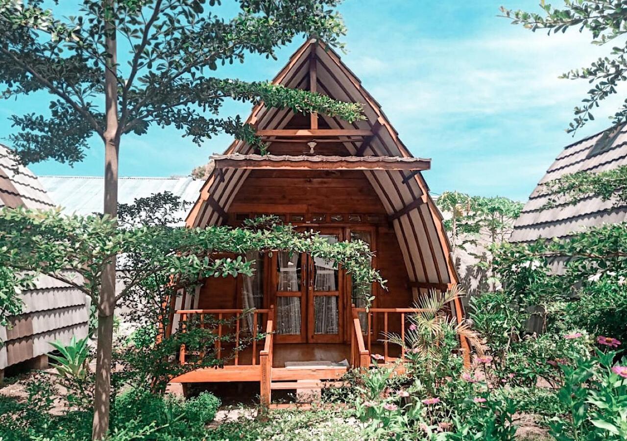 Raffles Inn ลาบวนบาโจ ภายนอก รูปภาพ