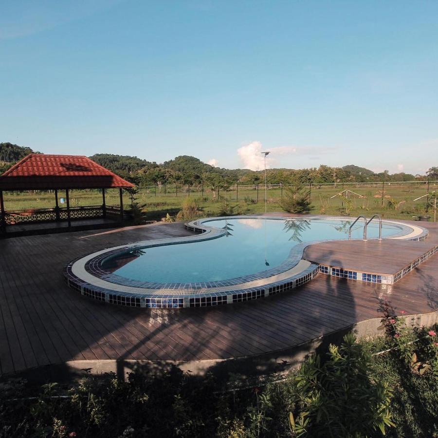 Raffles Inn ลาบวนบาโจ ภายนอก รูปภาพ