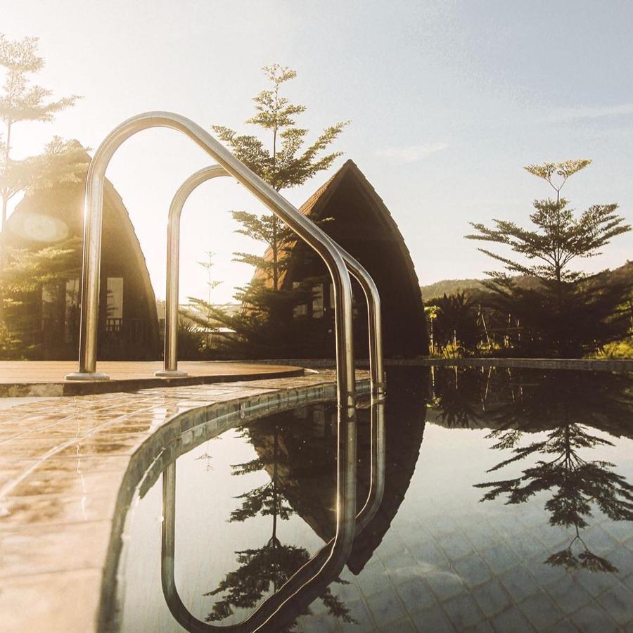 Raffles Inn ลาบวนบาโจ ภายนอก รูปภาพ